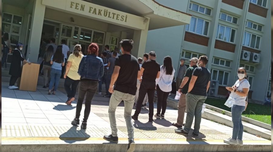 Açıköğretim öğrencileri aylar sonra yüz yüze sınava girdi