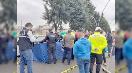 Alkollü sürücü durağa daldı: 3 ölü