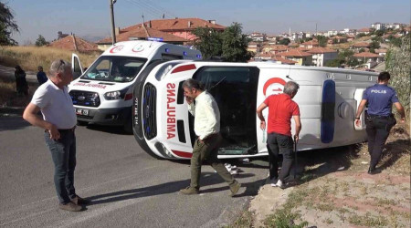 Ambulans ile otomobil çarpıştı; 3'ü sağlıkçı, 4 yaralı