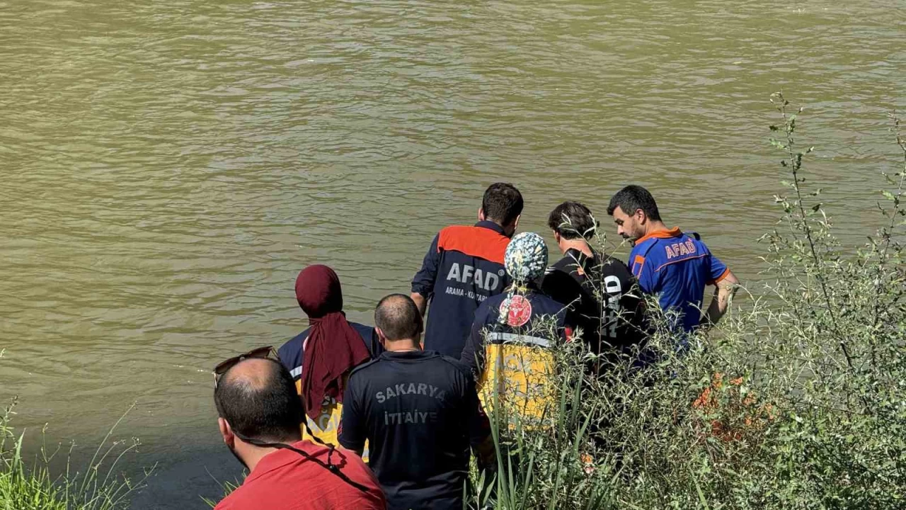 Arkadalar ile girdii Sakarya Nehri'nden cansz bedeni kt