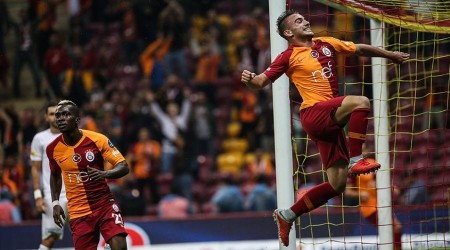 Aslan pusuya yatıp öldürüyor