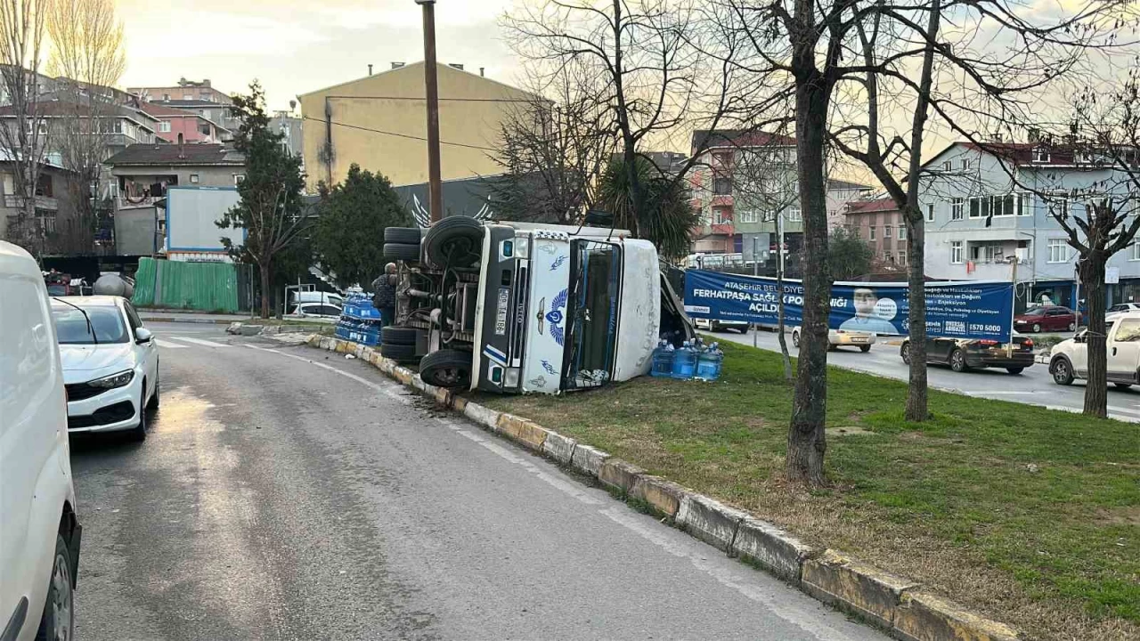 Ataehir'de freni patlayan kamyonet devrildi