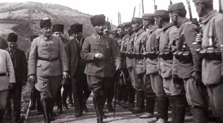 Atatürk Bedir ve Uhud Savaşını anlatıyor