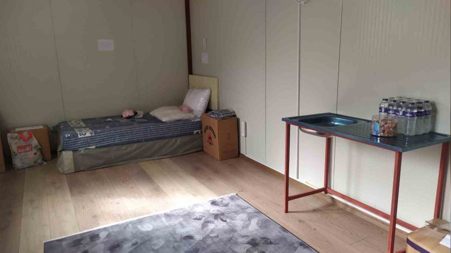 Bahçelievler'deki bir okulda depremzedeler için konteyner evler hazırlandı