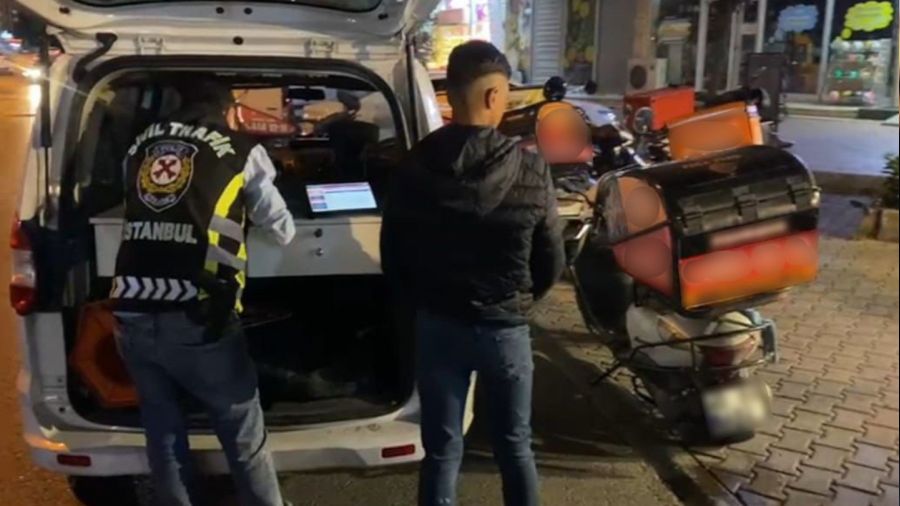 Başakşehir'de patlak lastikli motosikletli ehliyetsiz çıktı