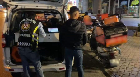 Başakşehir'de patlak lastikli motosikletli ehliyetsiz çıktı