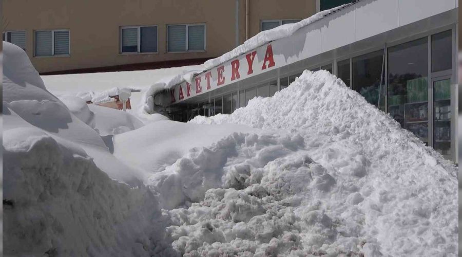 Bitlis'te 400 yataklı hastane binası kara gömüldü