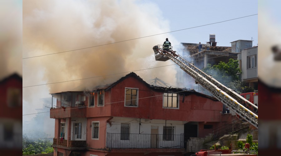 Bunalıma girdi evlerini yaktı