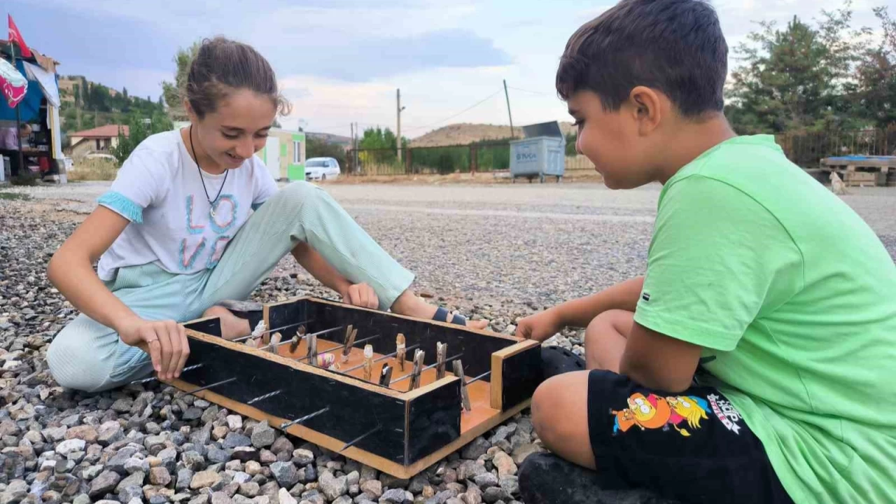 Çamaşır mandalı ile şişten yaptıkları langırt en büyük eğlenceleri oldu