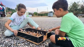 Çamaşır mandalı ile şişten yaptıkları langırt en büyük eğlenceleri oldu
