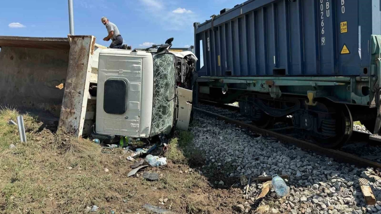 Çankırı'da yük treni ile hafriyat kamyonu çarpıştı: 1 ölü, 3 yaralı