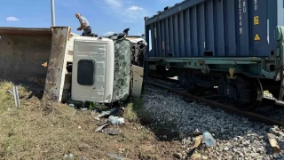 Çankırı'da yük treni ile hafriyat kamyonu çarpıştı: 1 ölü, 3 yaralı