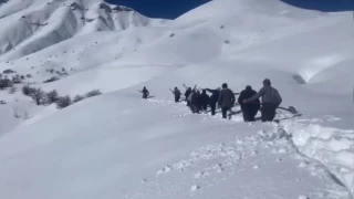 Çığ düştü, mahalle 3 gün susuz kaldı