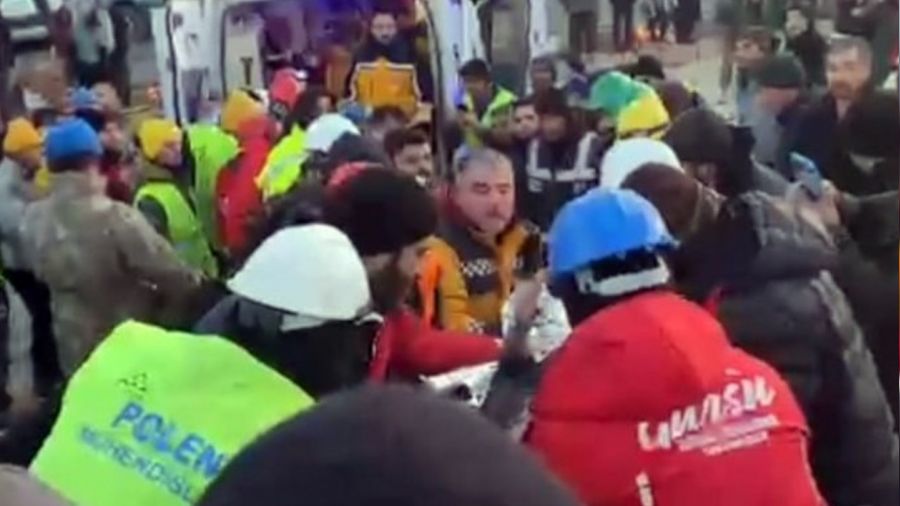 Depremden 5 gün sonra kurtarıldı, elindeki tespihle enkazdan çıkarıldı