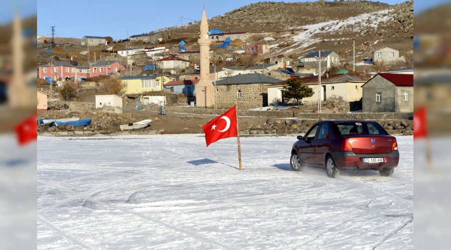 Donan gölde drift yaptı