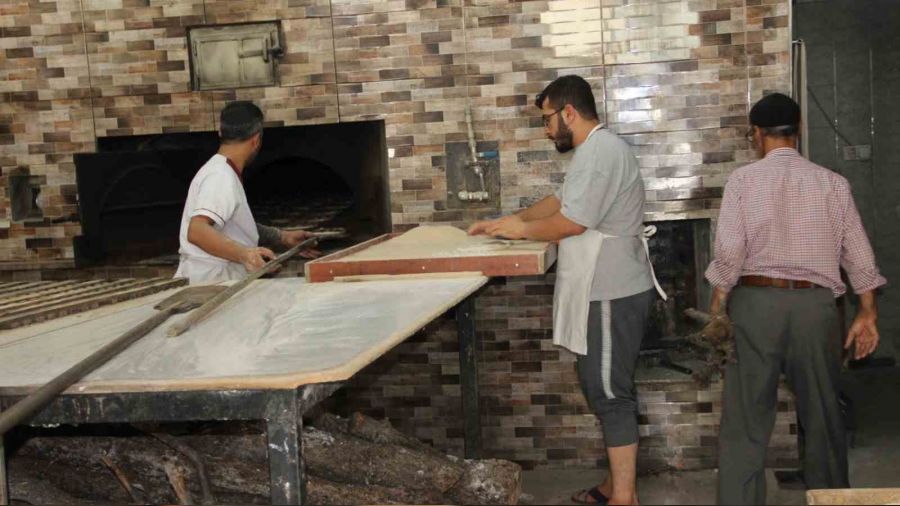 Ekmek için pişiyorlar
