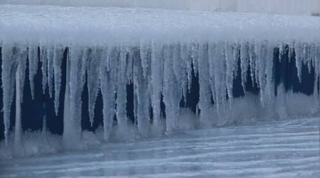 Eksi 20'ye düşen hava sıcaklığı buz tutturdu