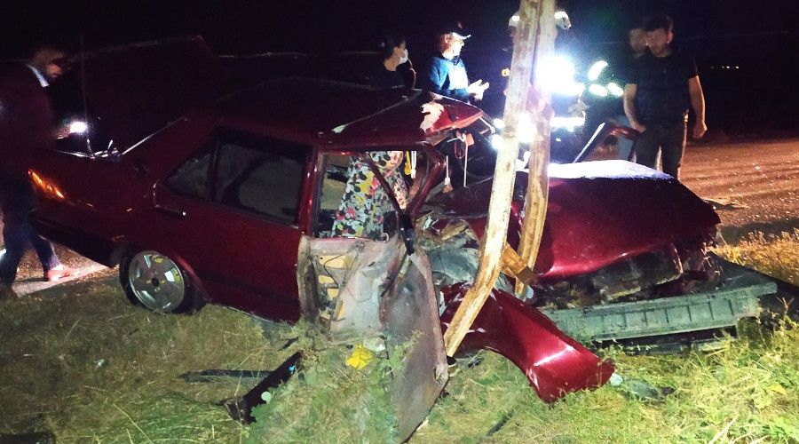 Elektrik direğine çarpan otomobilin sürücüsü ağır yaralı