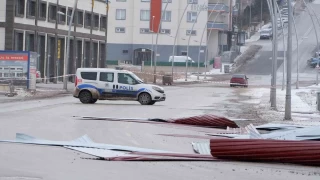 Erzurum'da fırtına çatıları uçurdu