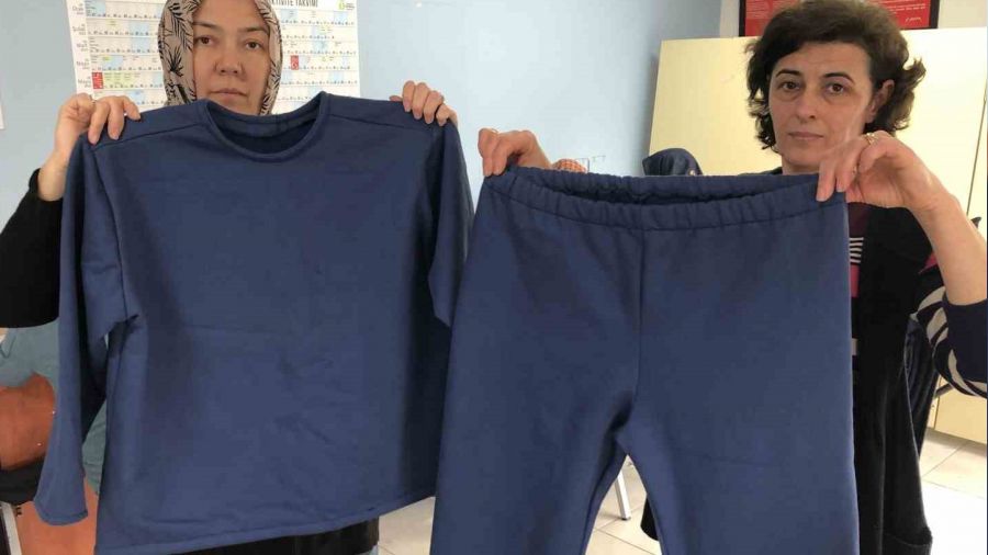 Eskişehirli kadınlar depremzedeler için kışlık kıyafet dikiyor