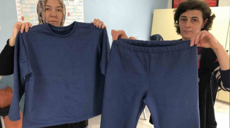 Eskişehirli kadınlar depremzedeler için kışlık kıyafet dikiyor