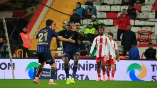 Fenerbahçe, 3. kez 2-0 geriye düştüğü maçta puan aldı