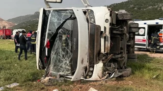 Gaziantep'te yolcu midibs devrildi: 10 kii yaraland