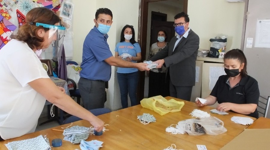 HEM kursiyerleri imeceyle maske dikiyor