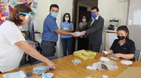 HEM kursiyerleri imeceyle maske dikiyor