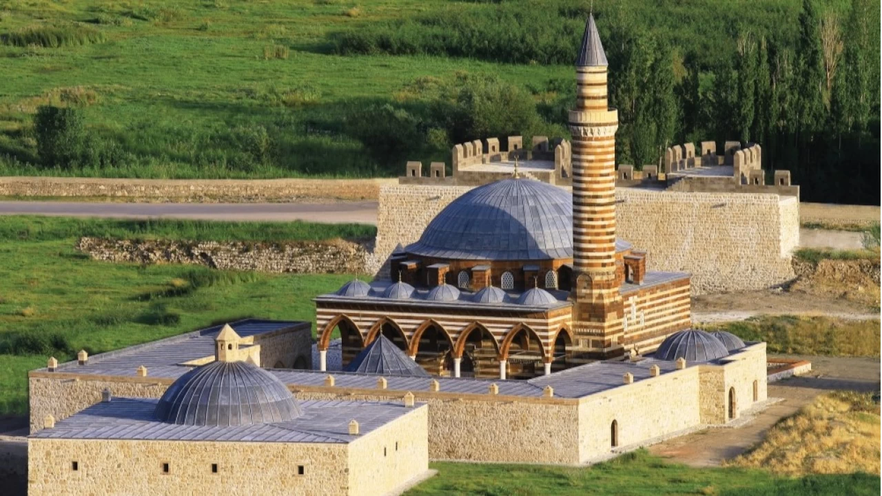 Hsrev Paa Camii ve Klliyesi'nin tarihesi