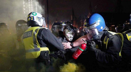 İngiltere'de "V for Vendetta" maskeli protestocular polisle çatıştı