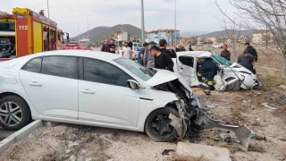 Isparta'da iki otomobilin kafa kafaya arpt