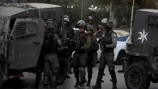 srail askerleri Bat eria'da en az 20 Filistinliyi gzaltna ald