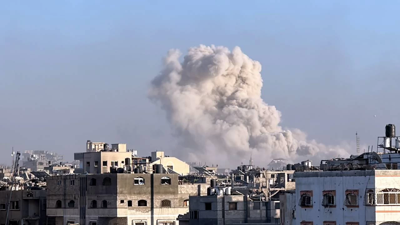 İsrail, Gazze'nin farklı yerlerine düzenlediği saldırılarda 8 Filistinliyi öldürdü