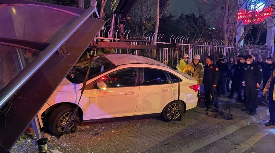 stanbul'da otomobil otobs durana arpt