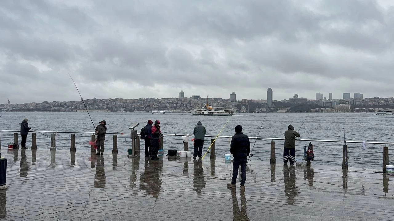 stanbul'da saanak aralklarla etkili oluyor