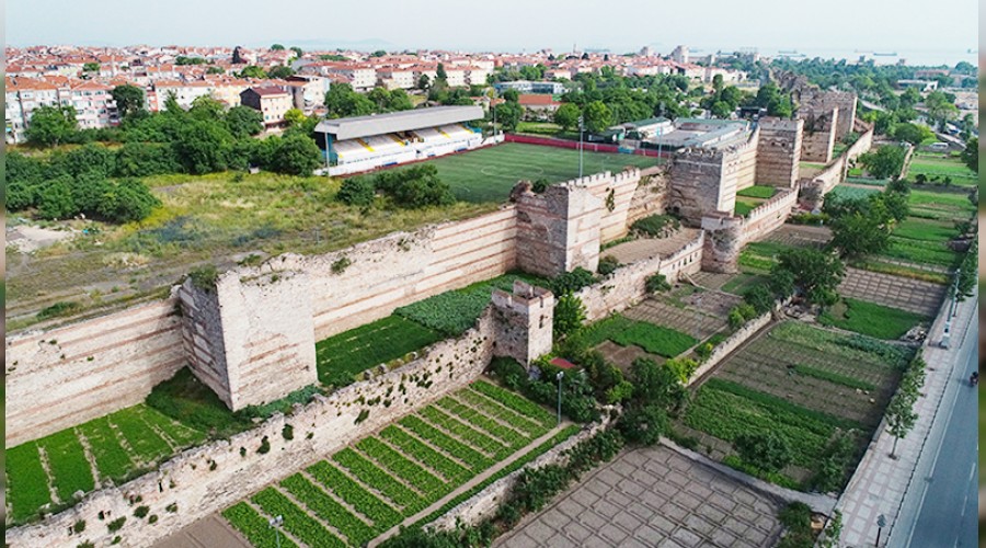 stanbul'un surlar zamana direniyor