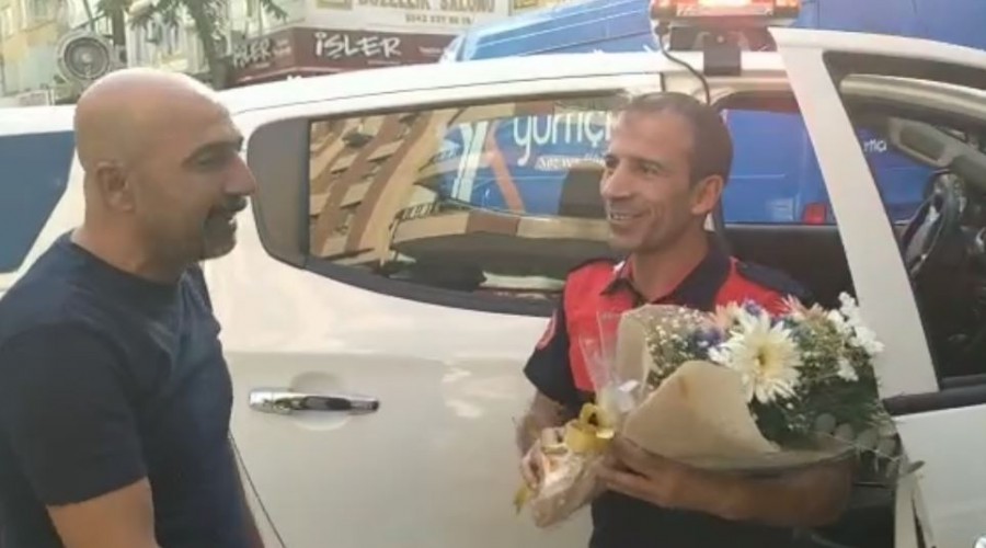 İtfaiye ekibine çiçek ve alkışlı karşılama