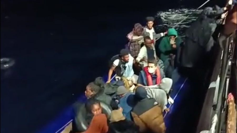 İzmir açıklarında 66 göçmen kurtarıldı 37 göçmen yakalandı