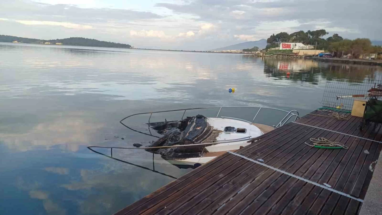 zmir'de korku dolu anlar: Patlayan tekne alevler iinde kald