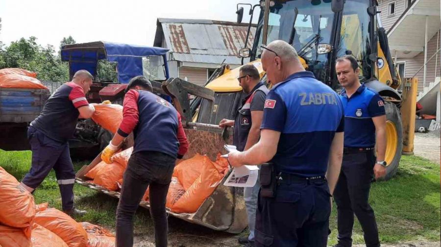 Kaçak kömürleri internetten sipariş alıp evinden satıyordu