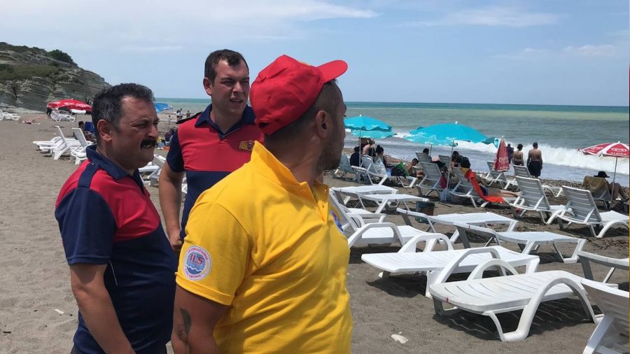 Karadeniz'de boğulmaktan son anda kurtuldular