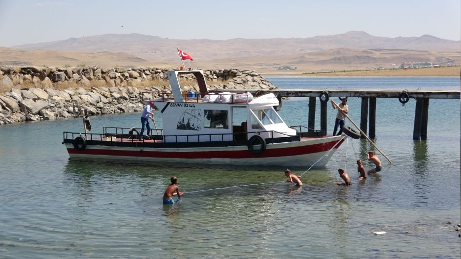 Karaya oturan teknenin yardmna ocuklar kotu