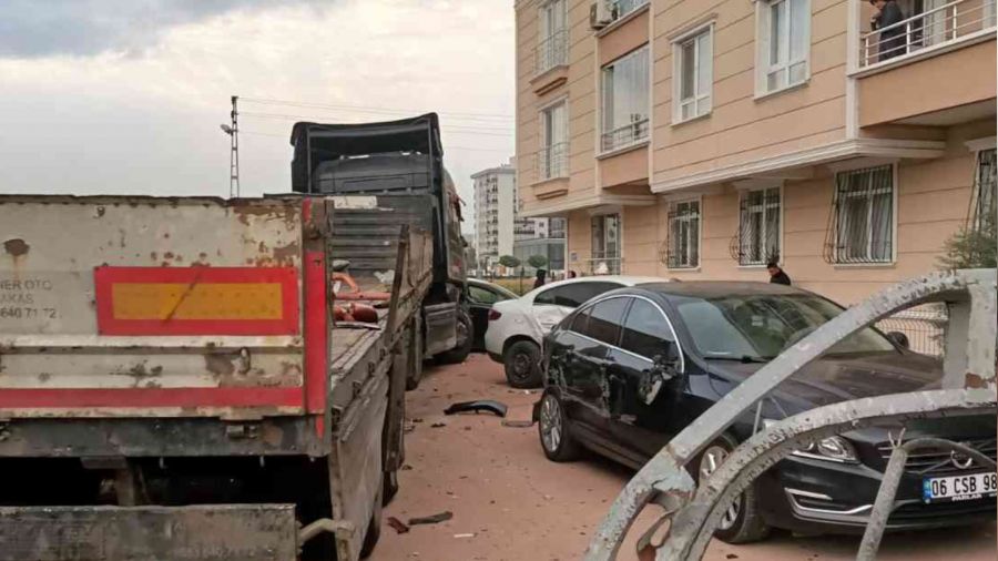 Kontrolden çıkan tır 8 aracı hurdaya çevirdi