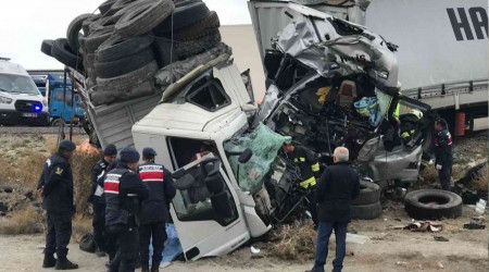 Konya'da tır ile kamyon çarpıştı: 2 ölü