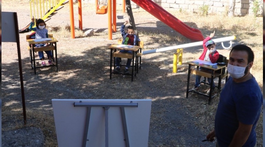 Köy okulu öğretmeni bahçeyi sınıfa dönüştürdü