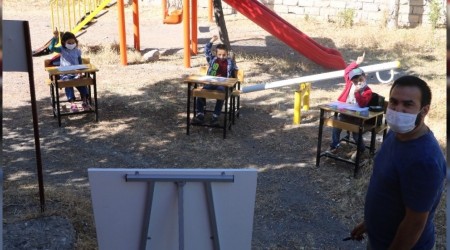 Köy okulu öğretmeni bahçeyi sınıfa dönüştürdü