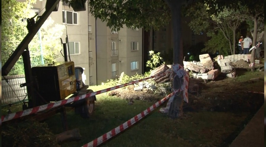 Küçükçekmece'de sitenin istinat duvarı çöktü