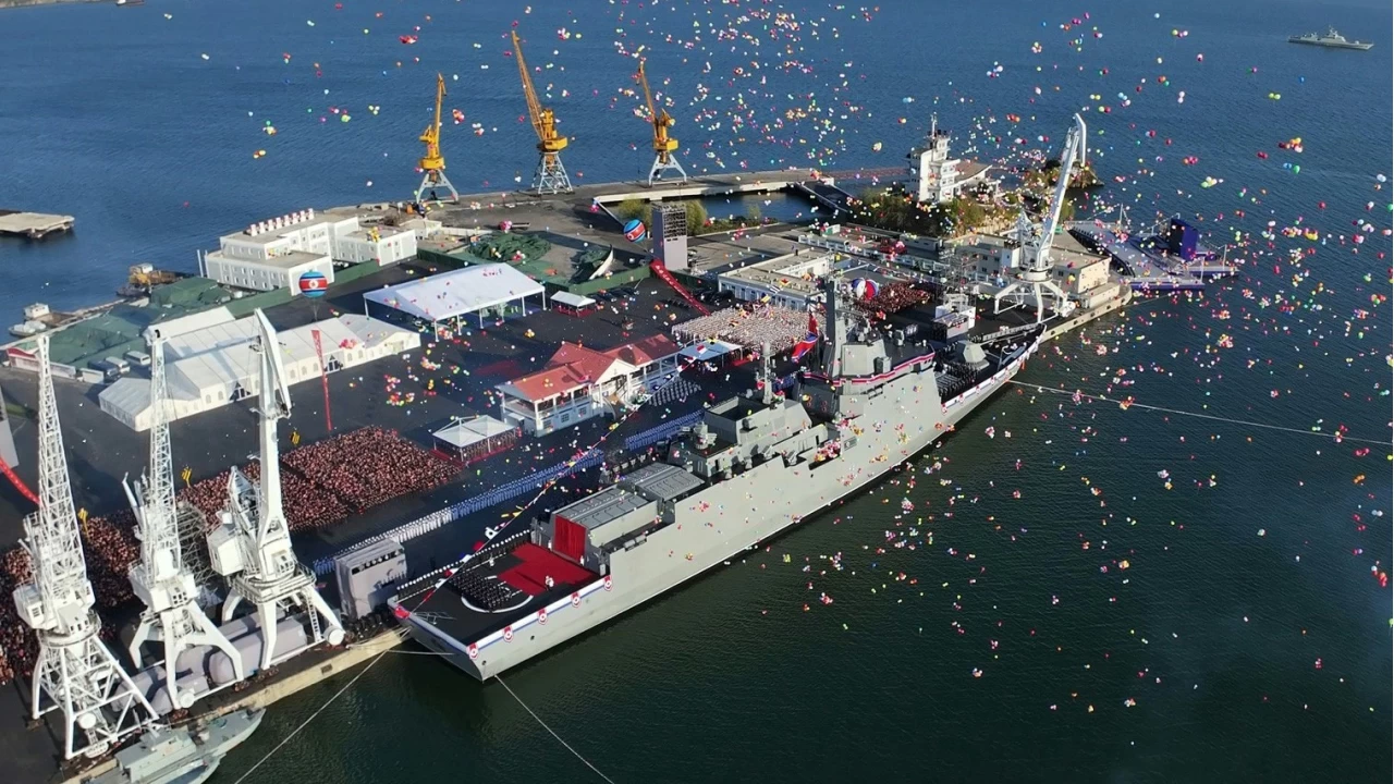 Kuzey Kore yeni 5 bin tonluk savaş gemisi suya indirdi