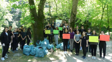 Liseliler Uludağ'ın ormanlarını temizledi